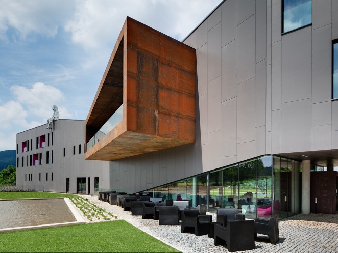 Art and Design Hotel Miura in Čeladná – materials such as concrete, wood and glass in combination with patinax characterize the architecture. Art and Design Hotel Miura in Čeladná – materials such as concrete, wood and glass in combination with patinax characterize the architecture.