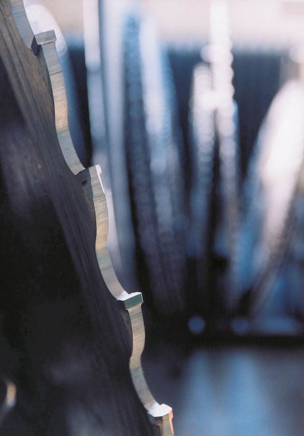 Circular saw blade made of hot-rolled alloyed quenched and tempered steel. Circular saw blade made of hot-rolled alloyed quenched and tempered steel.