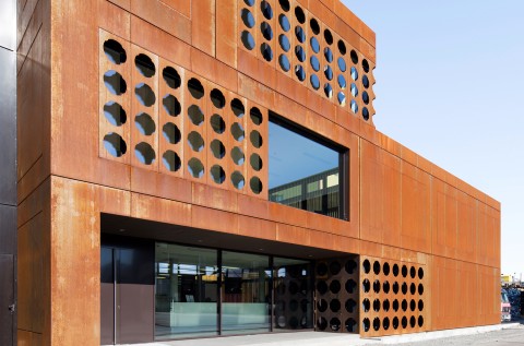 Raw materials trading Georg Lech in Schweinfurt – steel façades made of patinax. Raw materials trading Georg Lech in Schweinfurt – steel façades made of patinax.