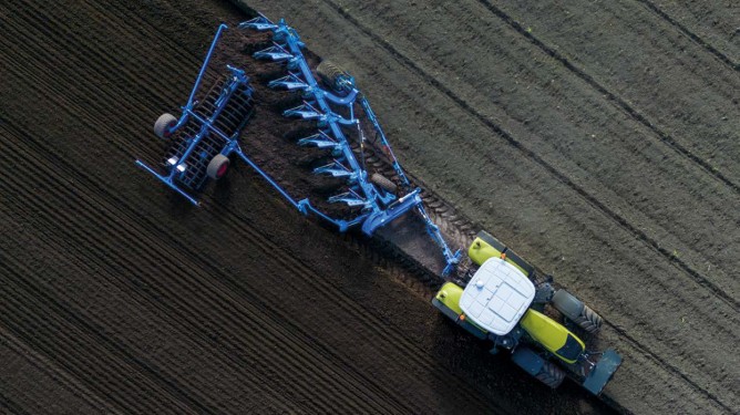 TBL® 45 in use at Lemken – Daily endurance test: Clays, silts, sands, and loams, as well as the stones they contain, represent a continuous challenge to plowshares