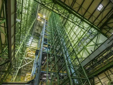 Feuerbeschichtungsanlage 10 von innen Blick auf den Schlingenturm