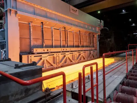 Hubbalkenofen 5 mit heißer Bramme davor