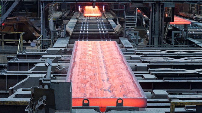 heiße Bramme in der Stranggußanlage