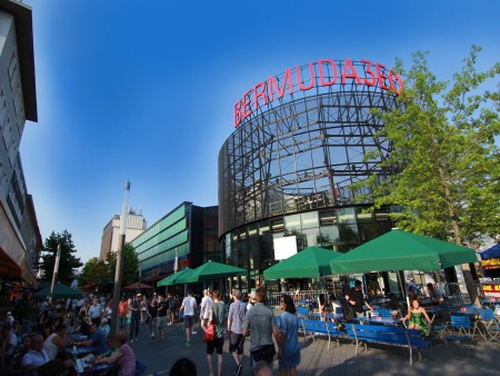 Vibrant city scene in Bochum’s Bermuda3Eck with restaurants and urban flair – a popular spot for leisure and social interaction.