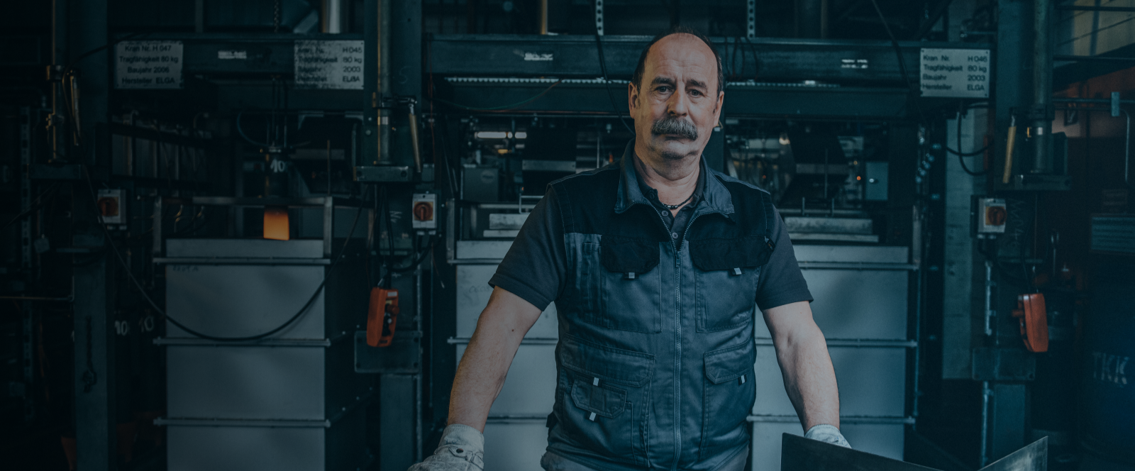 Mitarbeiter in Schutzkleidung in einem industriellen Umfeld bei thyssenkrupp Steel. 