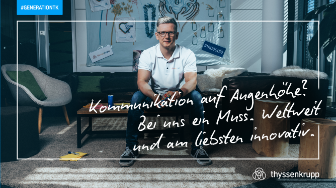 Mitarbeiter von thyssenkrupp in einer Lounge – mit Pinnwand im Hintergrund und dem Slogan ‚Kommunikation auf Augenhöhe? Bei uns ein Muss. Weltweit und am liebsten innovativ."