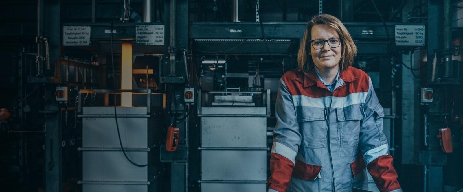 Mitarbeiterin in Schutzkleidung in einem industriellen Umfeld bei thyssenkrupp Steel.  Mitarbeiterin in Schutzkleidung in einem industriellen Umfeld bei thyssenkrupp Steel.