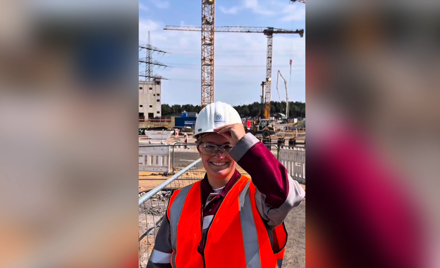 Cynthia Günther wearing a high-visibility vest and helmet at the construction site of thyssenkrupp Steel's direct reduction plant.