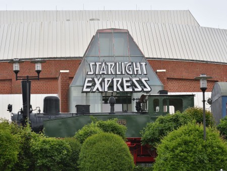 Building with “STARLIGHT EXPRESS” signage and a historic steam locomotive at the entrance – a well-known event venue in Bochum.