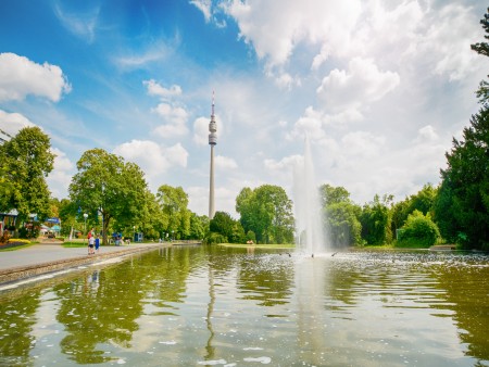 Westfalenpark in Dortmund with pond, fountain, and Florian Tower – a green retreat featuring one of the city’s landmarks.